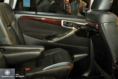 Interior Venturer Captain Seat Dilengkapi Meja